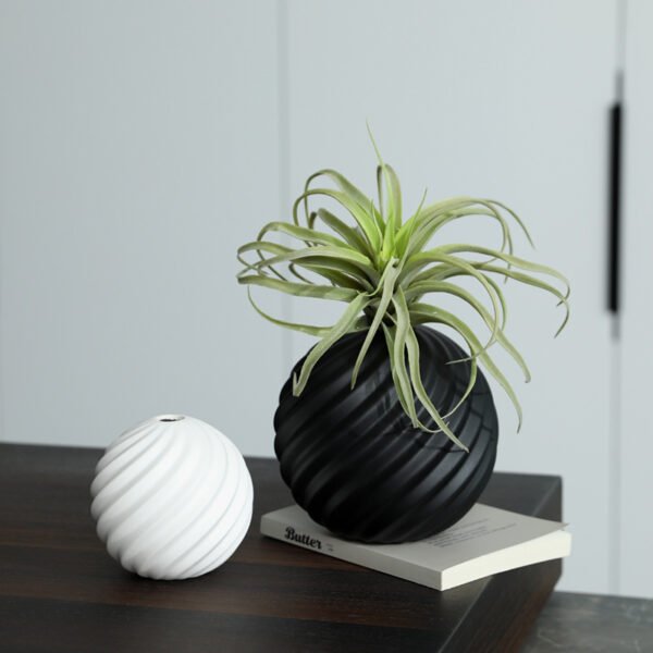 Black and white ceramic round vase for dried flower arrangement, bulk orders available.