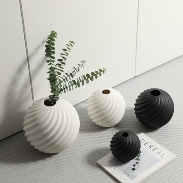 Round ceramic vase in black and white for modern home décor, bulk supplier.