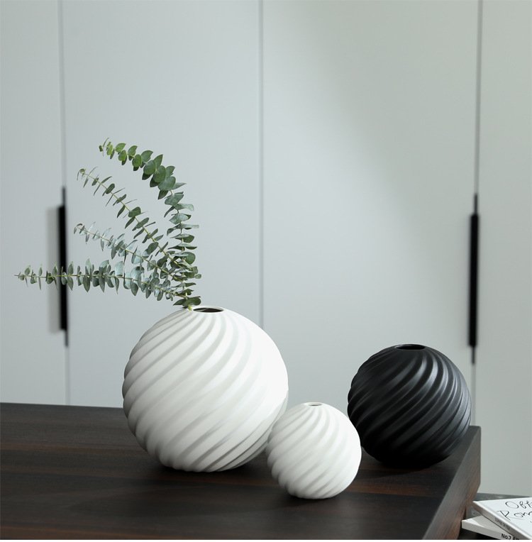 Wabi-Sabi ceramic vase in black and white, ideal for minimalist décor.