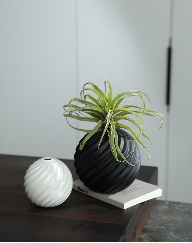 Black and white ceramic vase for flower arrangements, available for wholesale.