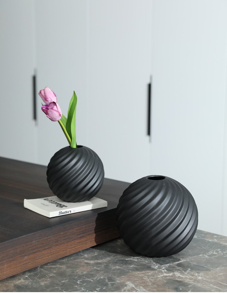 Round ceramic vase for Wabi-Sabi home decoration, available for wholesale.