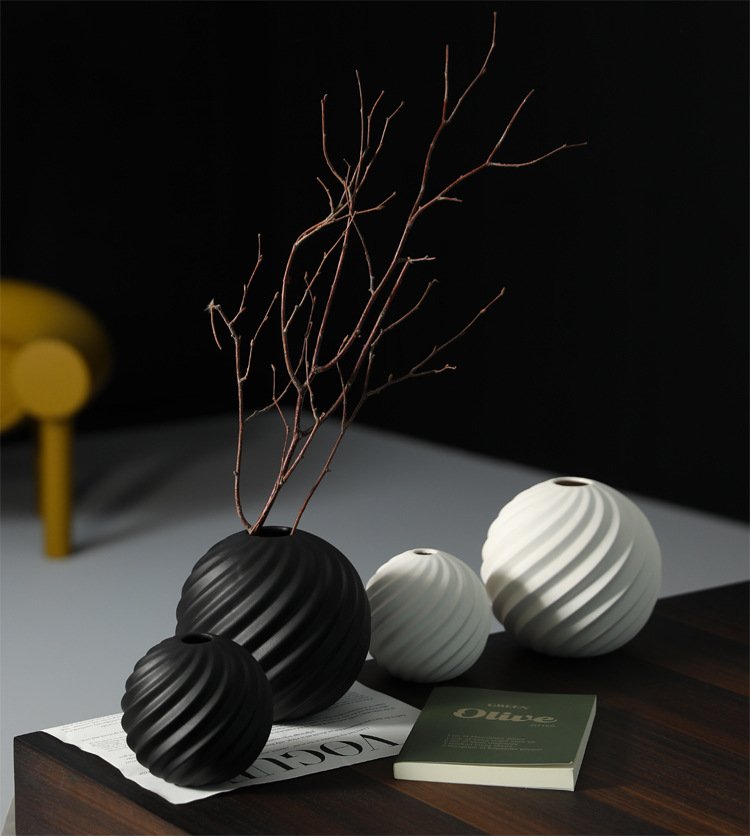 Ceramic round vase in black and white, ideal for Wabi-Sabi decoration.