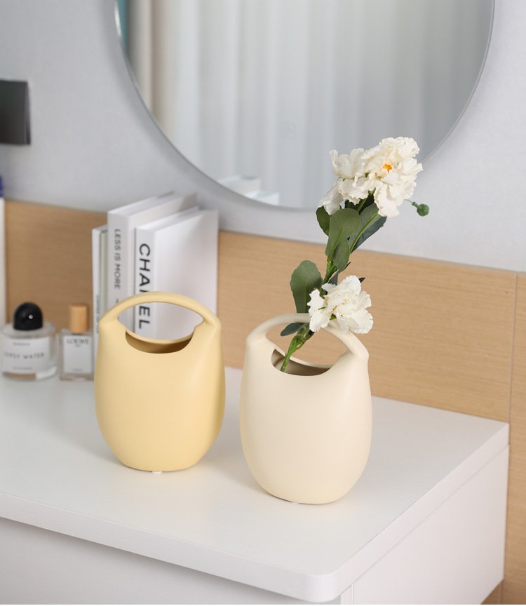 Wholesale ceramic bag vase for TV cabinet and table decorations.