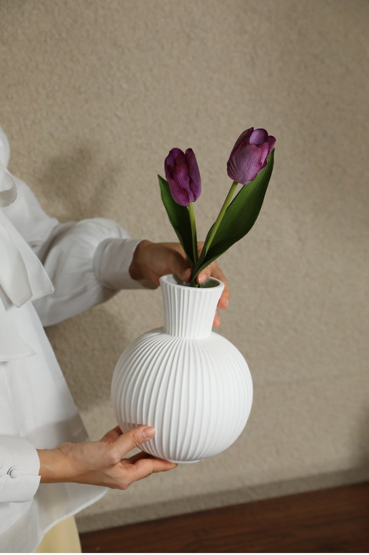 White ceramic vase for centerpieces, available wholesale in bulk