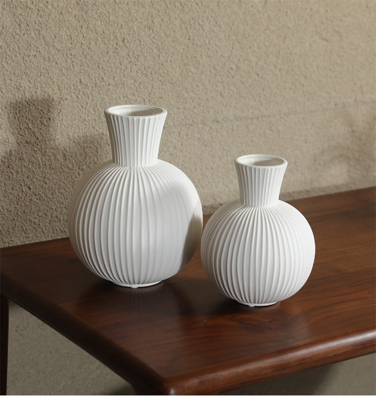 Wholesale small ceramic vase for office and living room decor
