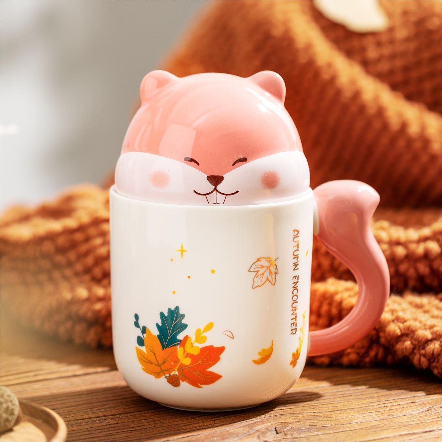 High-quality ceramic gift mug with lid, elegantly presented in a gift box.