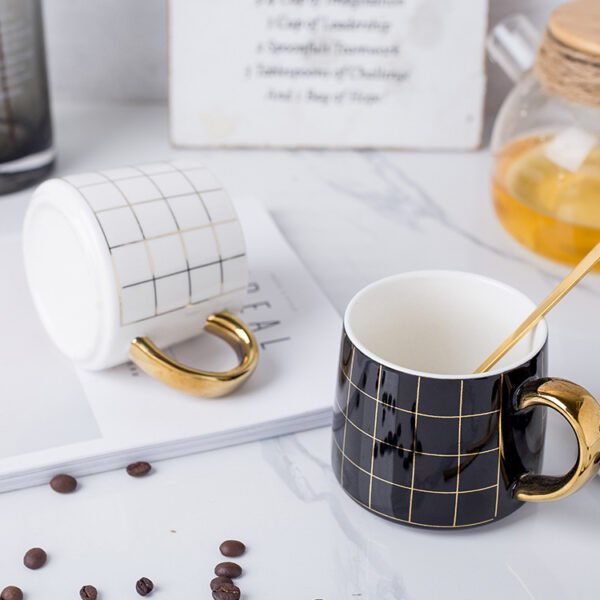 factory wholesale Ceramic mug with lid in white grid design, 300ml