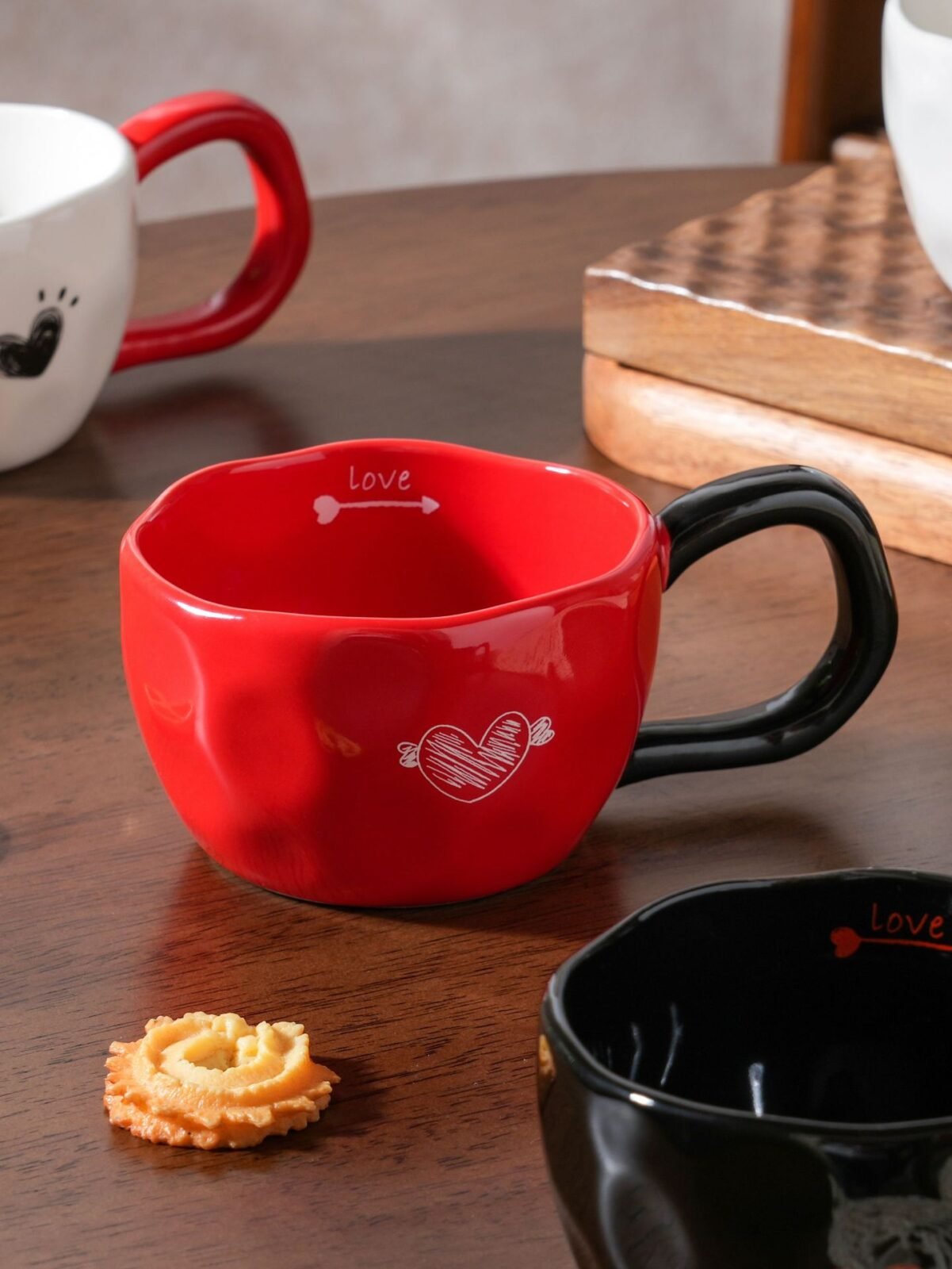 Elegant coffee mug with heart handle